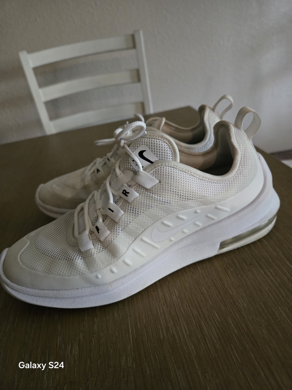 Nike Air Max Axis Womens Sz 8 White Athletic Sneakers